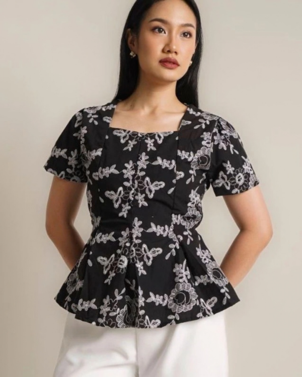 RYLENE ELENA Top Katun Floral Bordir – Atasan Wanita Motif Bunga Bordir Lengan Pendek