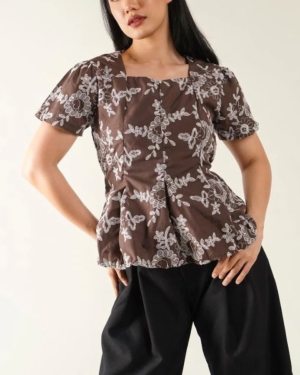 RYLENE ELENA Top Katun Floral Bordir – Atasan Wanita Motif Bunga Bordir Lengan Pendek
