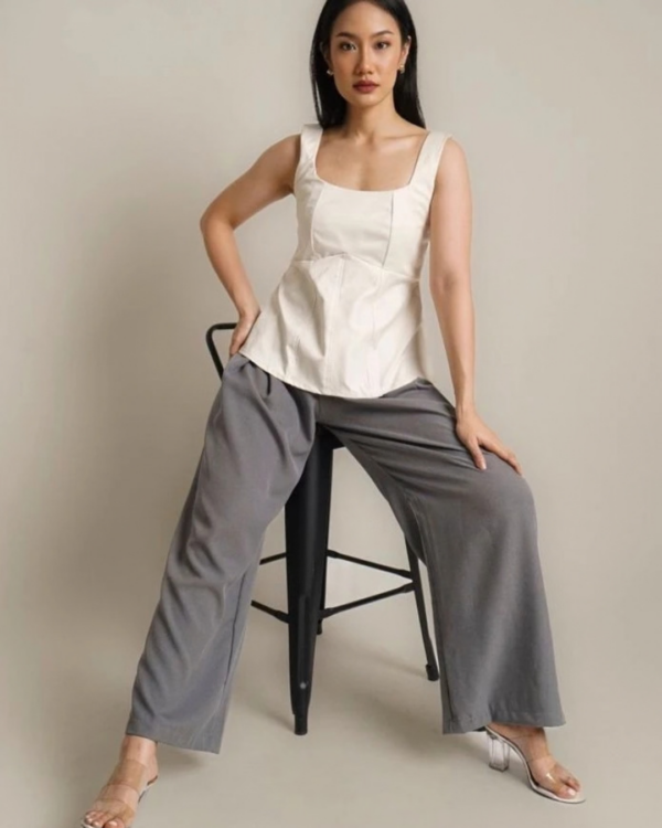 RYLENE LUNA Square Neck Peplum Top – Atasan Wanita Peplum Tanpa Lengan Basic Elegan
