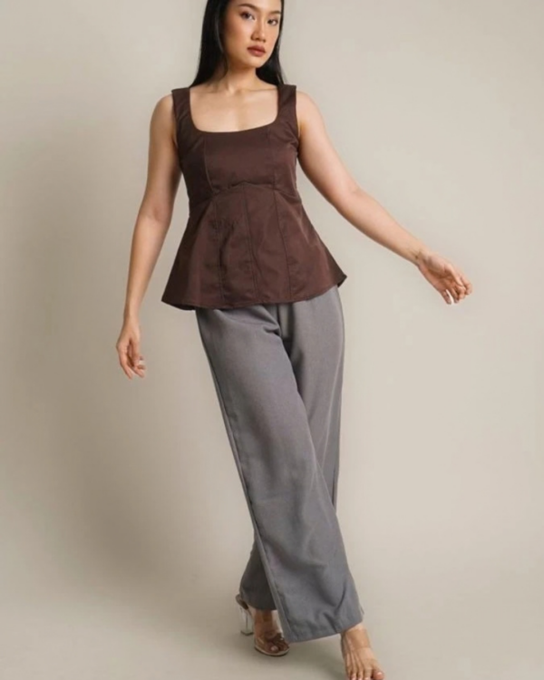RYLENE LUNA Square Neck Peplum Top – Atasan Wanita Peplum Tanpa Lengan Basic Elegan