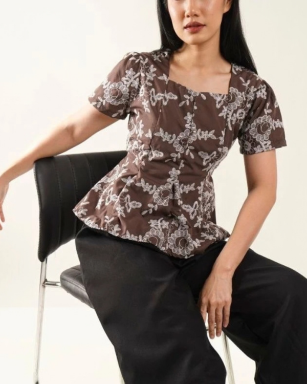 RYLENE ELENA Top Katun Floral Bordir – Atasan Wanita Motif Bunga Bordir Lengan Pendek