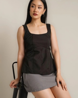 4 RYLENE LUNA Square Neck Peplum Top – Atasan Wanita Peplum Tanpa Lengan Basic Elegan