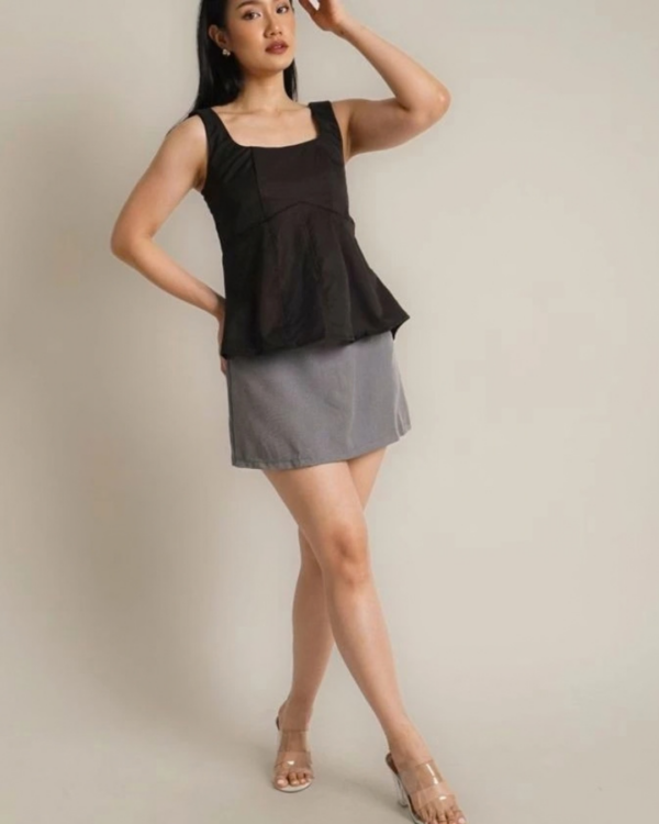 RYLENE LUNA Square Neck Peplum Top – Atasan Wanita Peplum Tanpa Lengan Basic Elegan